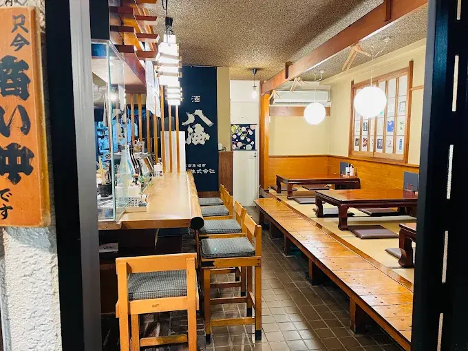店内の様子：カウンター席とお座敷のスペース